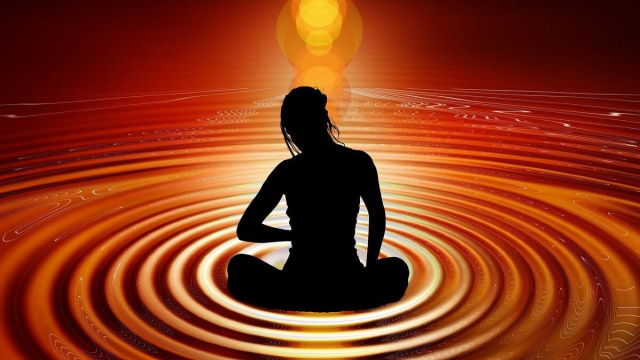 Persona in meditazione tra cerchi concentrici – © Pixabay IA.