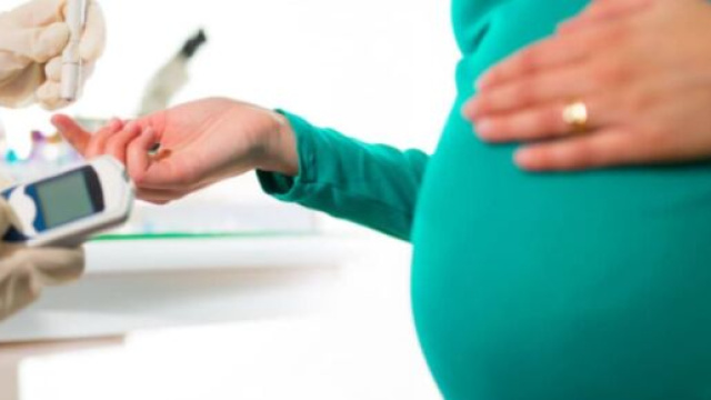 Donna incinta e misurazione del diabete
