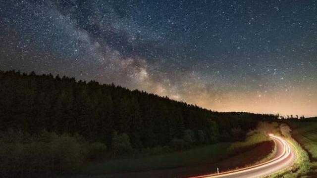 Strada illuminata sotto un cielo stellato (©pixabay.com).