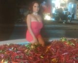 La modella Alessia Barberio nella vasca di peperoncini - ©BlastingNews