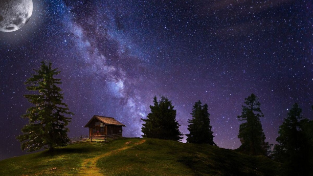 Una montagna con vista sullo spazio &copy; Pixabay.