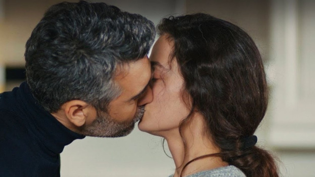 Caner Cindoruk (Sarp) e Özge Özpirinççi (Bahar) in una scena. Screenshot © La forza di una donna.