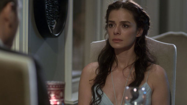 Özge Özpirinççi (Bahar) in una scena de La forza di una donna © Canale 5.