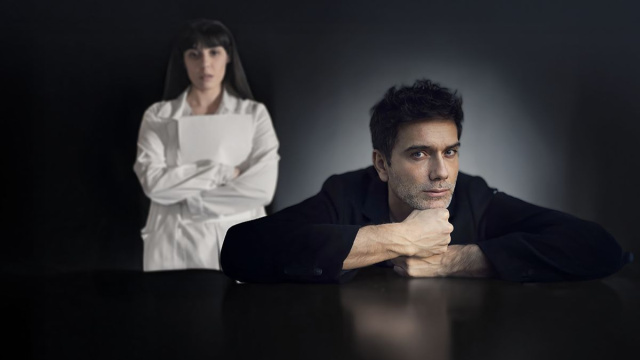 In primo piano Riccardo Crovi (Mauro Racanati), sullo sfondo Rossella Graziani (Giorgia Gianetiempo) – © Un Posto al Sole/Rai.