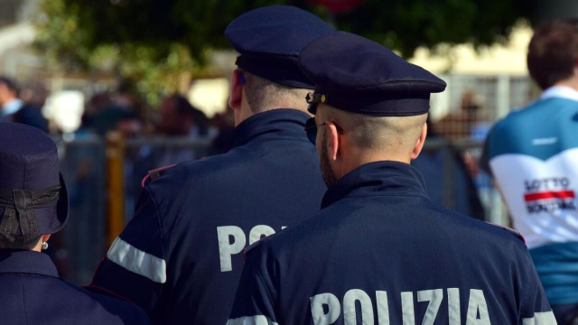 Due agenti della Polizia in una foto da Pixabay.