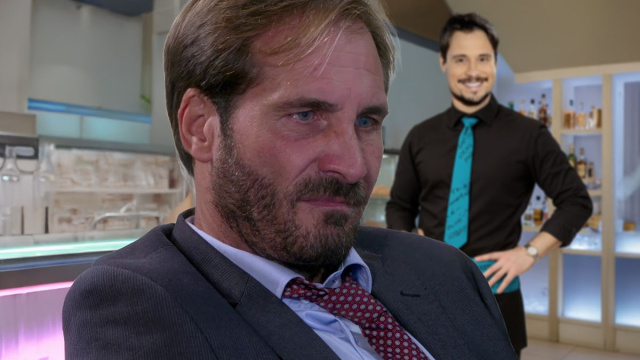 Alberto Palladini (Maurizio Aiello), sullo sfondo Gianluca (Flavio Gismondi) © Un Posto al Sole Rai.jpg