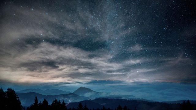 Cielo stellato con nuvole sulle montagne - pixabay.com