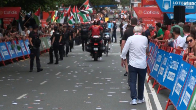 Tom Pidcock passa sul traguardo di Bilbao - &copy; Screenshot Eurosport