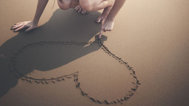 Cuore disegnato sulla sabbia (©pixabay.com)