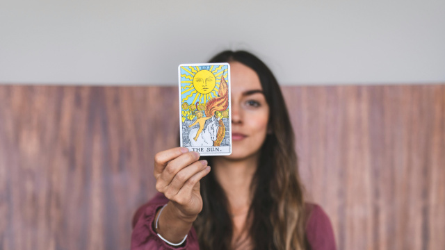 Ragazza con in mano la carta del Sole-&copy;Pexels