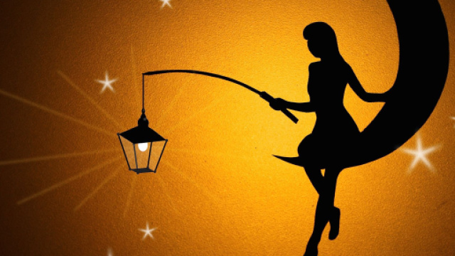 Sagoma di donna seduta su luna con lanternino - &copy; Pixabay.