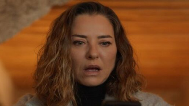 Ece Uslu (Sumru) in una scena. Screenshot La notte nel cuore © Canale 5