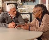 Raffaele Giordano (Patrizio Rispo) e Eleanor Price (Whoopi Goldberg) &copy; Un Posto al Sole Rai