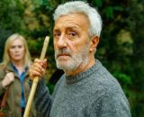 In primo piano Raffaele Giordano (Patrizio Rispo), sullo sfondo Ornella Bruni (Marina Giulia Cavalli) &copy; Un Posto al Sole Rai