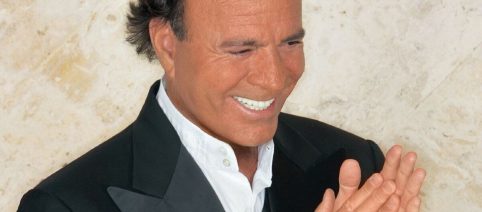 Julio Iglesias accusato di violenza sessuale da due ex dipendenti