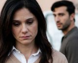 In primo piano Rosa Picariello (Daniela Ioia) sullo sfondo Damiano Renda (Luigi Miele) &copy; Un Posto al Sole Rai