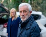 In primo piano Raffaele Giordano (Patrizio Rispo), sullo sfondo Ornella Bruni (Marina Giulia Cavalli) &copy; Un Posto al Sole Rai