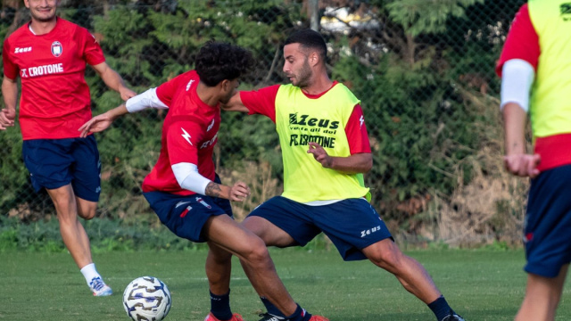 Il centrocampista Andrea Gallo durante un allenamento con il Crotone - &copy; Facebook / FcCrotone