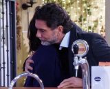 Riccardo Crovi (Mauro Racanati) abbraccia Rossella Graziani (Giorgia Gianetiempo) &copy; Un Posto al Sole Rai