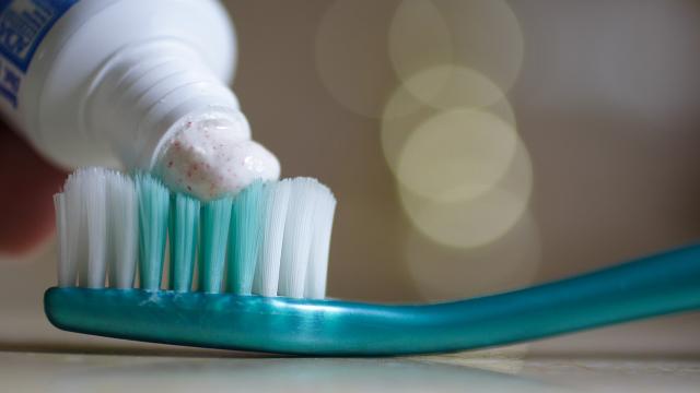 Dentifricio Non Solo Per Pulire I Denti Dieci Modi Curiosi Di Usarlo In Casa