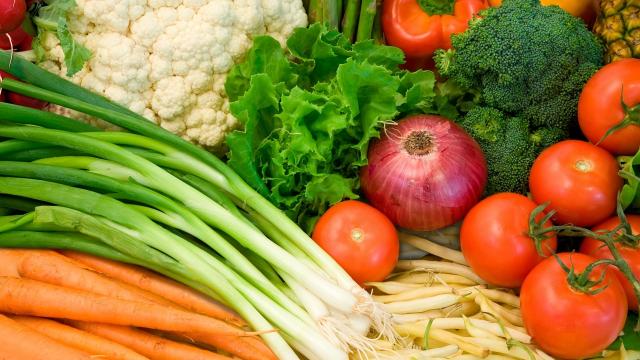 ¿Es posible vivir saludablemente solo comiendo frutas y verduras?