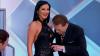Vídeo: Silvio Santos abre e olha dentro do vestido de Helen Ganzarolli 