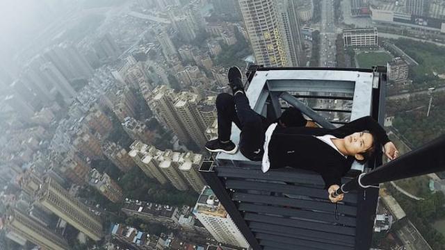 Il free climber Wu Yongning muore cadendo da un grattacielo di 62 piani