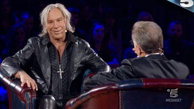 Mickey Rourke ospite a 'Music': quanto sei grosso, gli dice Bonolis