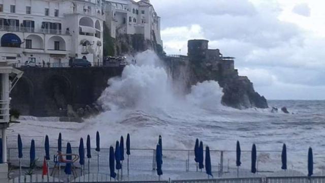 Tragedia in Costiera Amalfitana: travolta da un’onda, muore turista
