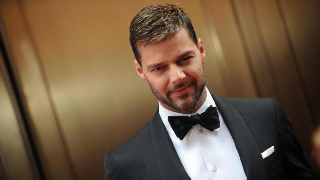 Vídeo: Ricky Martin aparece nu