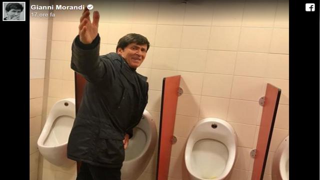 Gossip, Gianni Morandi e la sua foto scandalosa nel water dell'autogrill