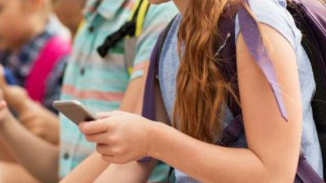 Il padre le toglie lo smartphone, 12 enne si taglia le vene