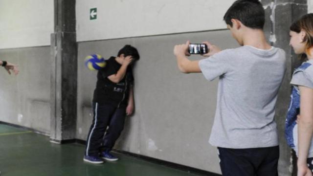 Episodio di bullismo a Lecce: nessuno aiuta la vittima