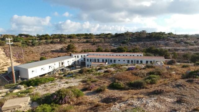 il centro di accoglienza a Lampedusa è in condizioni pietose