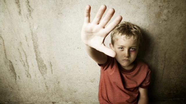 VIDEO: El maltrato infantil por parte de la familia 
