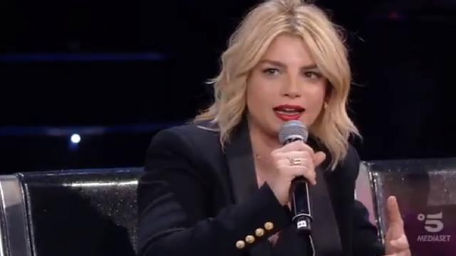 Emma canta una canzone di Vasco Rossi e fa visita ai pazienti del Bambin Gesù