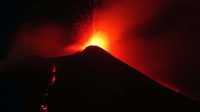 Catania, nuova spettacolare eruzione dell'Etna