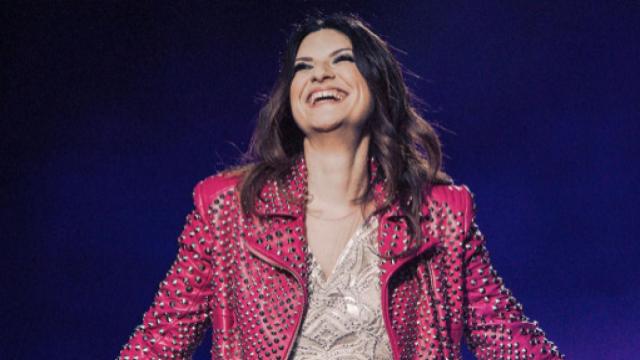 Chiede di sposarla al concerto, la Pausini si emoziona e smette di cantare