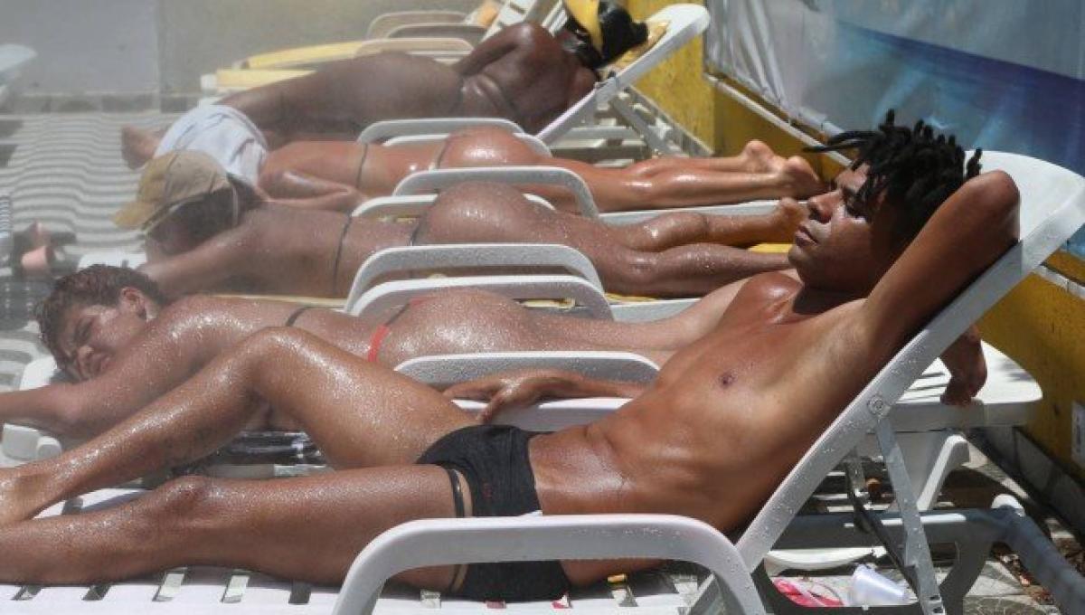 Marquinha de sunga com fita adesiva se torna sucesso entre os homens