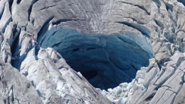 Il ghiacciaio Thwaites si sta sciogliendo e fa emergere un'enorme grotta