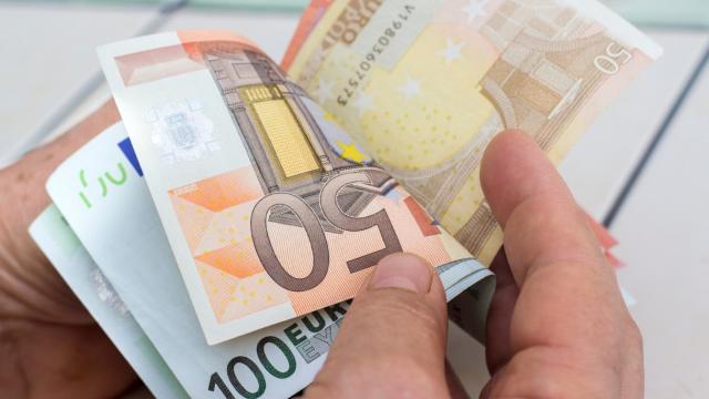 Reddito di cittadinanza: i prelievi con la card in banca costano 1,75 euro