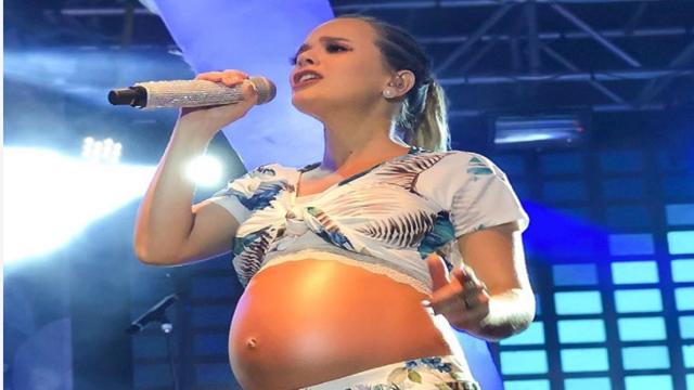Durante show, Thaeme exibe barriga de grávida