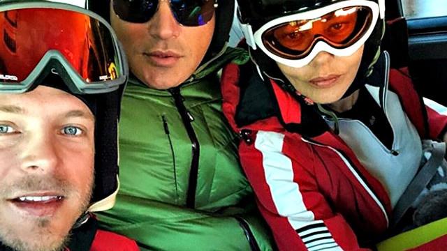 Gabriel Garko sulla neve con Gabriele Rossi, con i due c’è l’ex compagna Eva Grimaldi