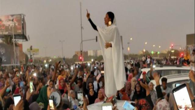 Alaa Salah è il simbolo delle lotte in Sudan: la studentessa incita la folla ballando