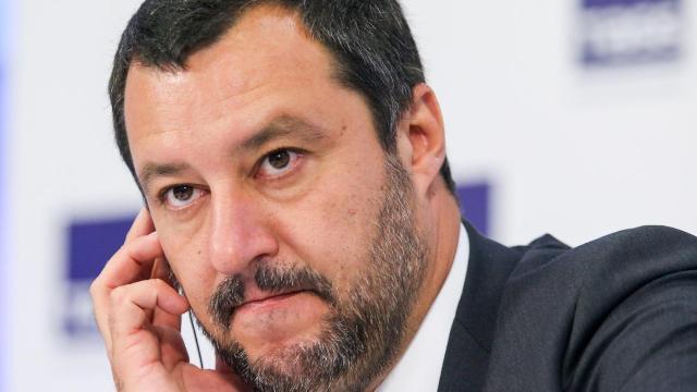 Salerno: Durante il comizio di Salvini, viene rimosso uno striscione contro la Lega