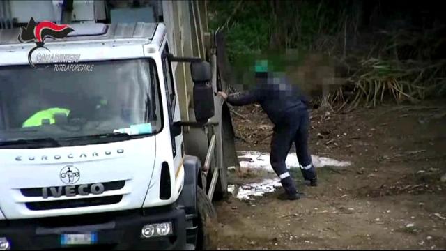 Trapani, smaltivano rifiuti all'aperto, arrestati 2 impiegati di EnergeticAmbiente