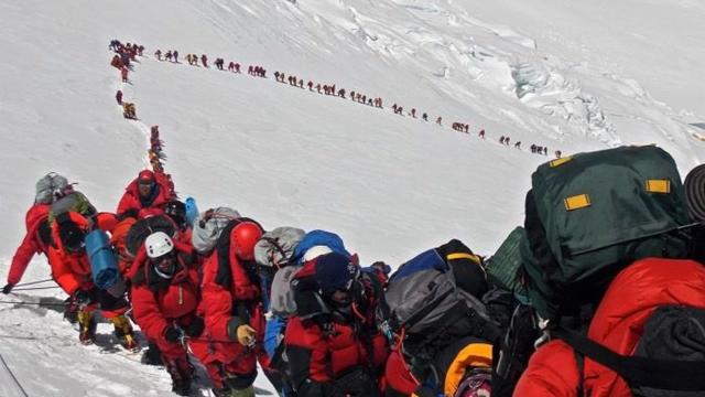 Una foto muestra que aldredor de 200 personas colapsan la subida al Everest