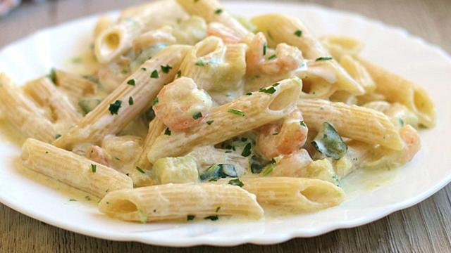 Con l'avvento dell'estate la pasta con zucchine e gamberetti sono una perfetta simbiosi