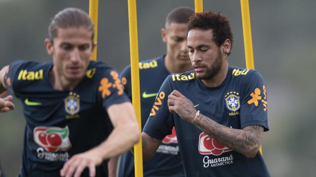 Pai de Neymar afirma que mulher está tentando extorquir dinheiro do jogador