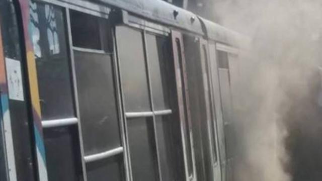 Napoli, vagone di un treno della Circumvesuviana prende fuoco: panico tra i passeggeri